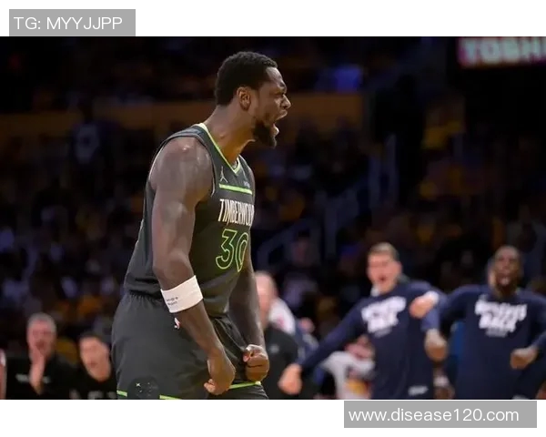 兰德尔上半场表现出色10投6中贡献15分3篮板3助攻数据全面