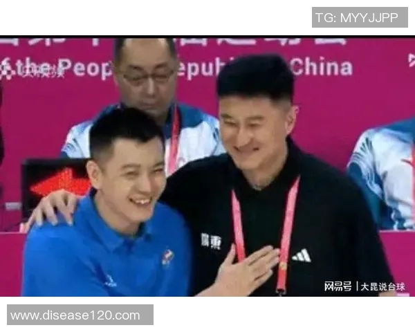 杨鸣与杜锋赛后微笑拥抱展现对输球的坦然态度